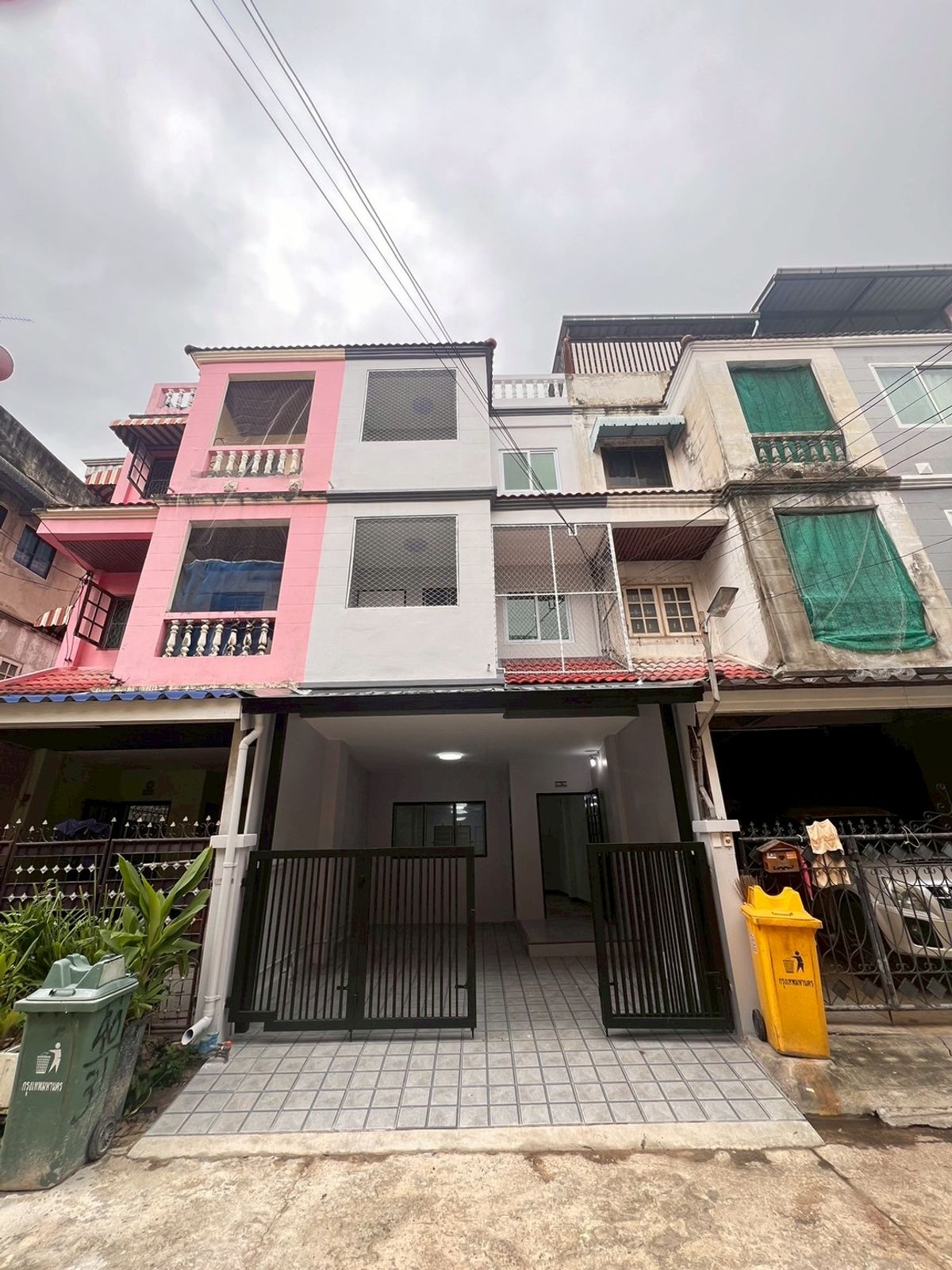 Townhome for rent, 4 floors, 4 bedrooms, 3 bathrooms, parking for 1-2 cars (entirely renovated) Townhome for rent, 4 floors, 4 bedrooms, 3 bathrooms, parking for 1-2 cars (entirely renovated)