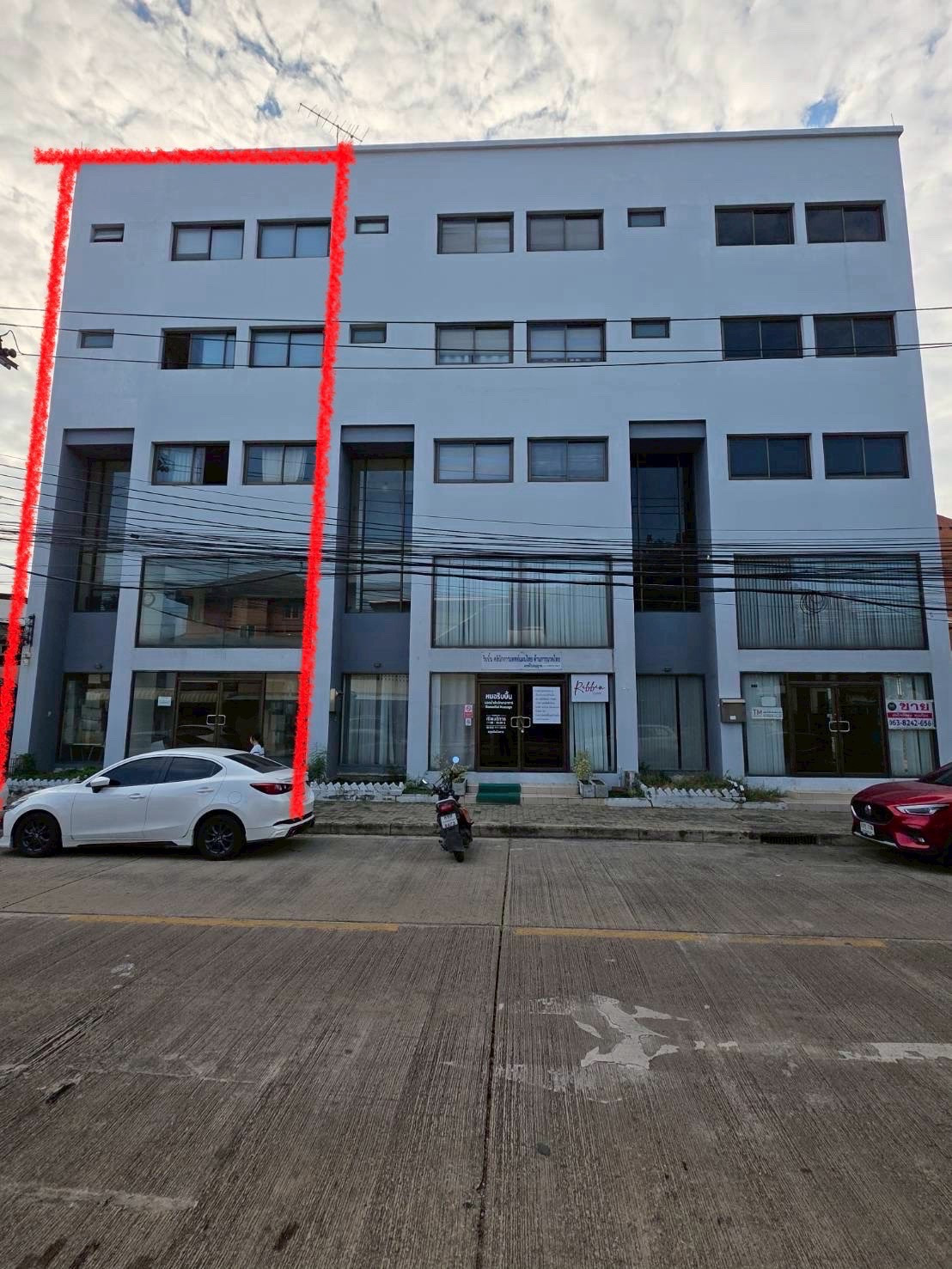 Corner house for sale, office building, Rama 9 - Srinakarin, prime location, high potential.
