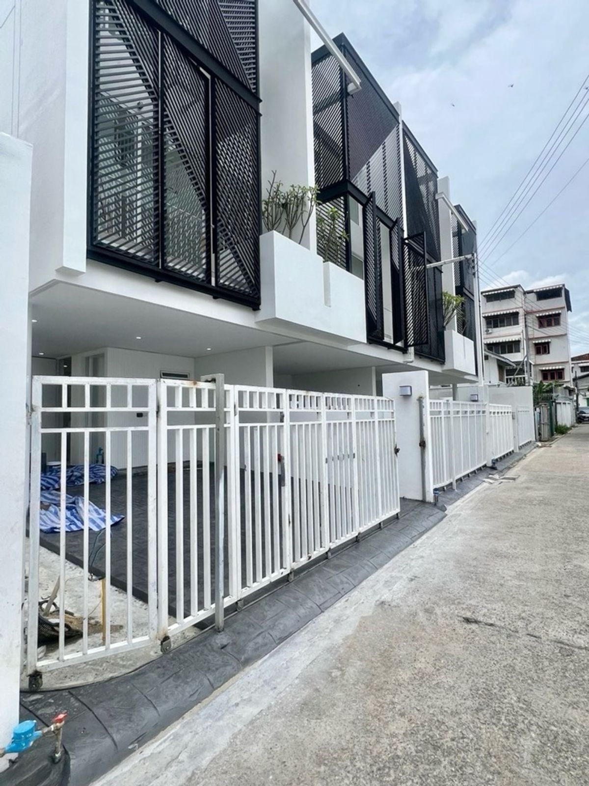 🔥FOR SALE 9.9 MB🔥ขาย ทาวน์โฮมสร้างใหม่ หลังมุม เหลือหลังสุดท้ายแล้วค่ะ รีบจองเล๊ย!!! ขายพร้อมผู้เช่า 45,000 บาท/เดือน สัญญาเช่าระยะยาว เหมาะสำหรับนักลงทุน ชื้อเก็บค่าเช่าต่อได้เลยคะ  – รูปที่ 4
