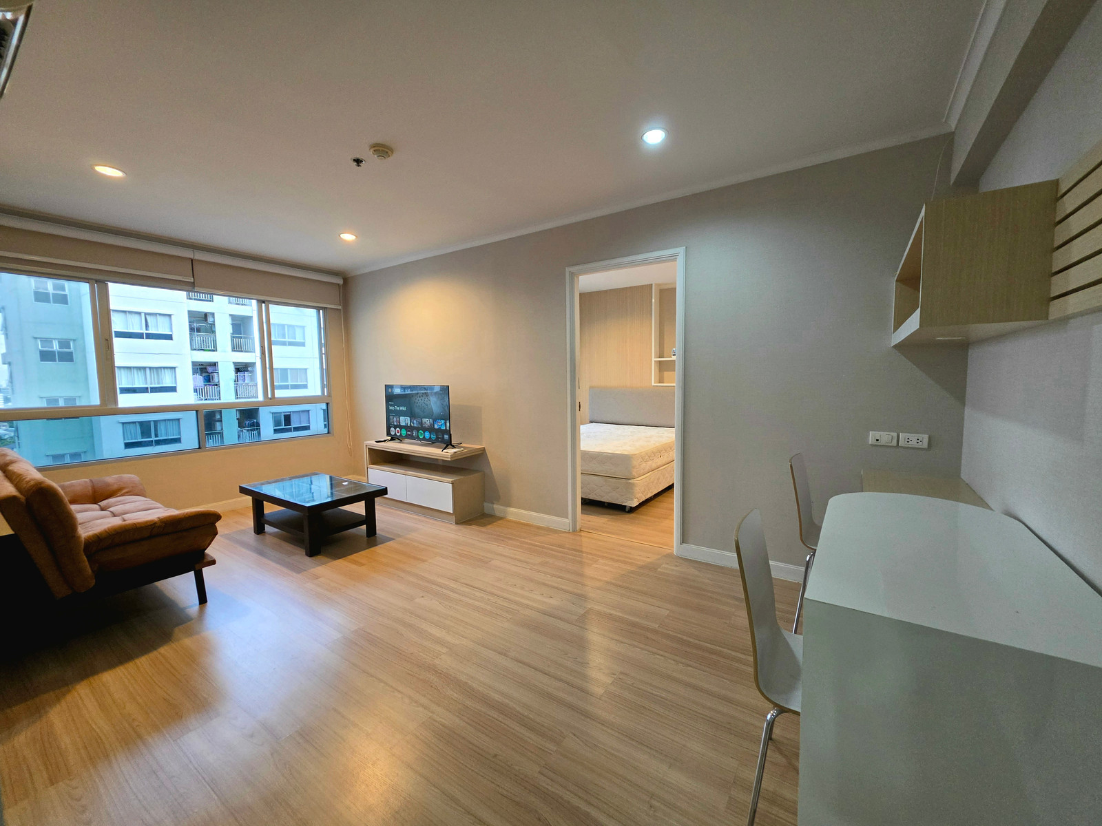 I'm free now. Bigger than friends in the same location and price** 1 large bedroom, 43 square meters, 2 balconies** For rent, Lumpini Ville Prachachuen-Phong Phet. Ready to renovate Ready to move in including parking!!