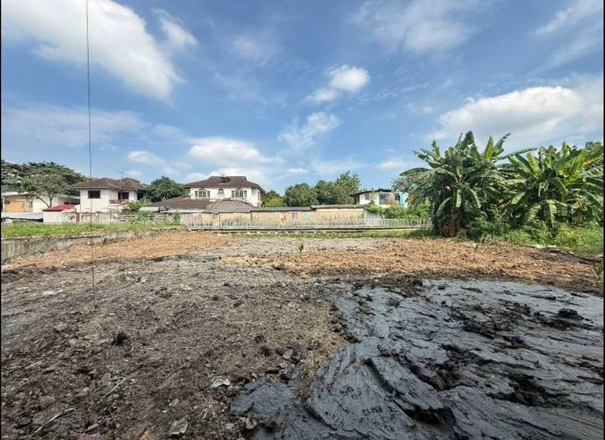 📢 Land for Sale – Prime Plot in Sukhumvit 101!Great location with easy access, just a short walk to BTS Punnawithi station. Ideal for building a private residence or developing into an investment property. 📢 Land for Sale – Prime Plot in Sukhumvit 101!Great location with easy access, just a short walk to BTS Punnawithi station. Ideal for building a private residence or developing into an investment property.