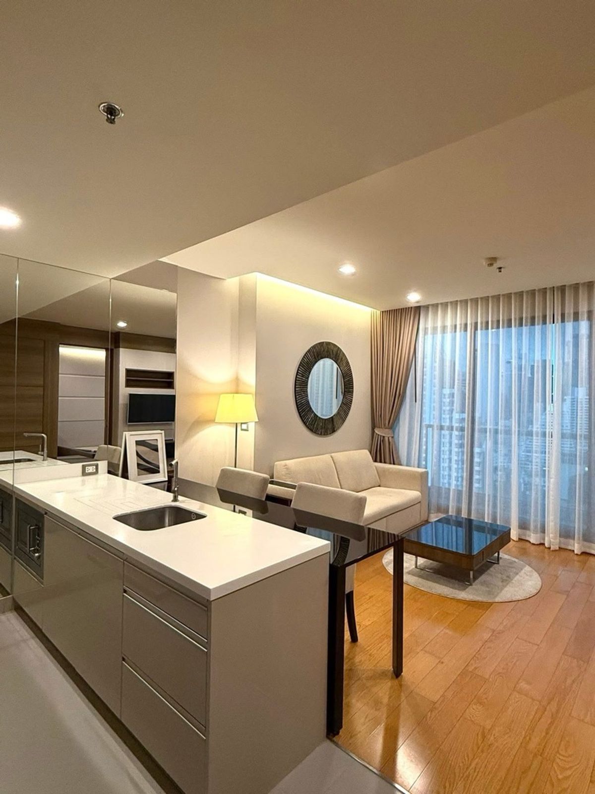 1 bed 55ตรม ชั้น 24 สัญญา 1 ปี 55,900/เดือน - 6 เดือน 190,000/เดือน - 30 วัน 220,000 (นัดล่วงหน้า 3 วันทำการ จันทร์-ศุกร์) 
