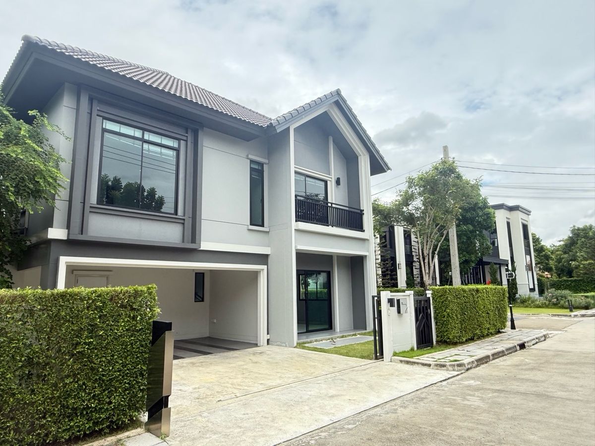 The house facing, not colliding with anyone near Club House. The house facing, not colliding with anyone near Club House.