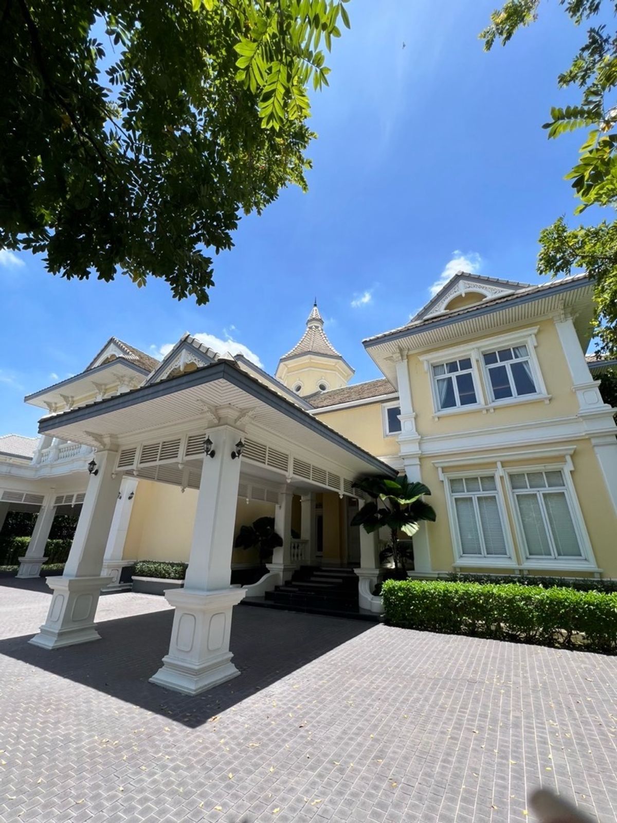Luxury house with private pool on Kaset Nawamin Road near The Crystal and Central Festival EastVille, close to international schools and convenient access for living and investment Luxury house with private pool on Kaset Nawamin Road near The Crystal and Central Festival EastVille, close to international schools and convenient access for living and investment