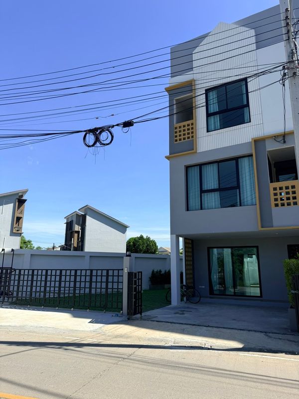 Corner townhome with spacious area and ample parking, can make office and can register a company.