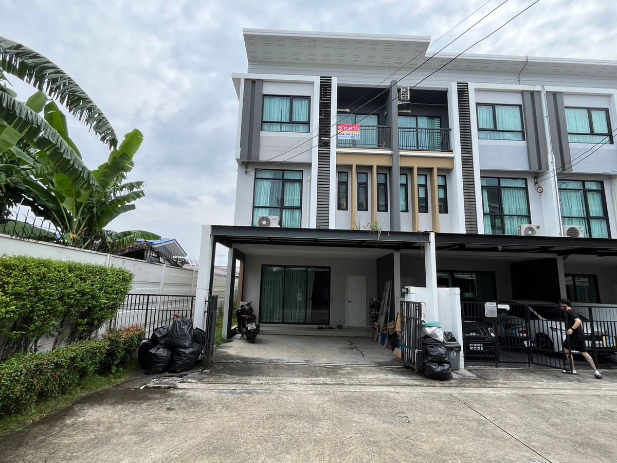 ทาวน์โฮม 3.5 ชั้น โครงการ พาทิโอ วัชรพล-รามอินทรา (Patio Watcharapol-Ramindra) (หลังริม) ติดถนนใหญ่ ใกล้ 5 แยกวัชรพล รถไฟฟ้า และทางด่วน MRT-วัชรพล ถ.วัชรพล แขวงท่าแร้ง เขตบางเขน กรุงเทพมหานคร (ราคาถูก! 6,130,000 บาท)