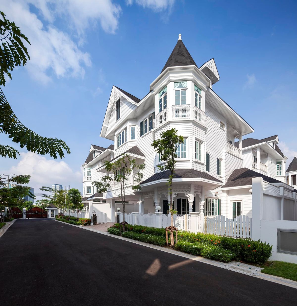 ♦ European-style ♦ Detached House 3 Storey | Land size 60.00 sq.w. Usable area 350.00 sq.m. | 4 Bedrooms 4 Bathrooms 3 Parking | Near Si Iam Station only 500 m.