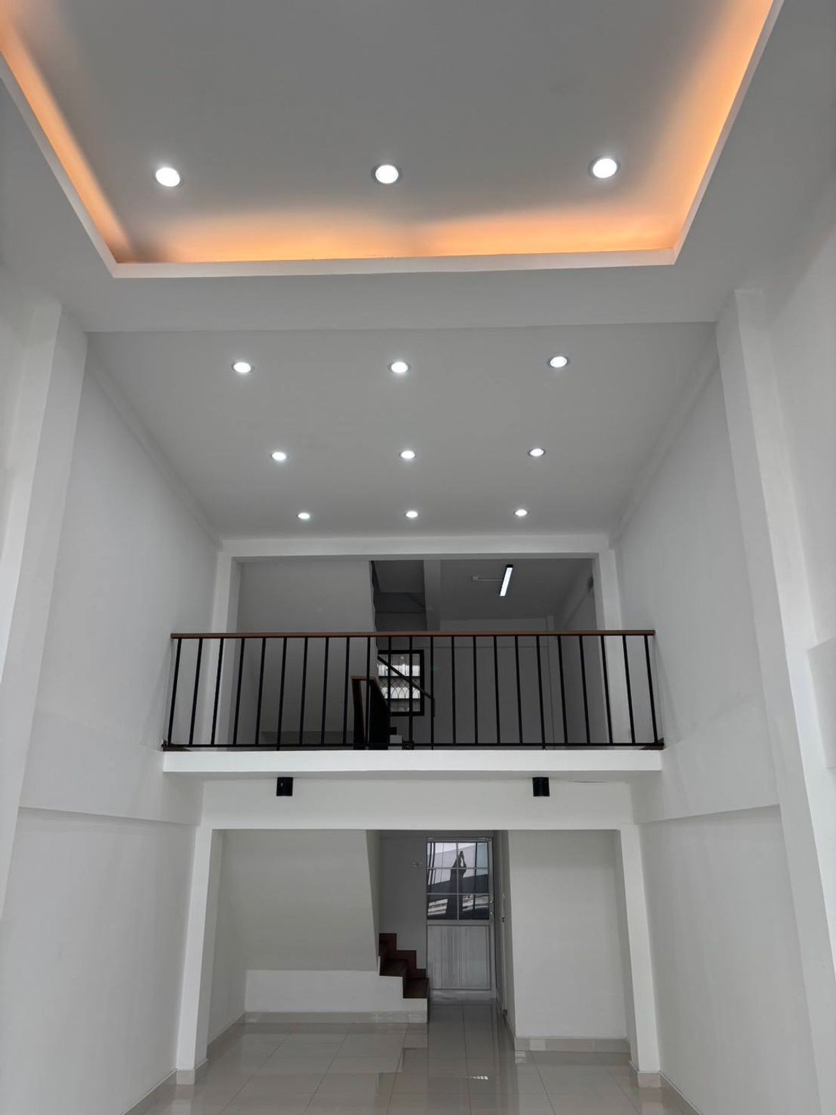 Building for rent at Onnut near the market next to the main road. Many people passed by. Very good location, cheap, new building. – รูปที่ 2
