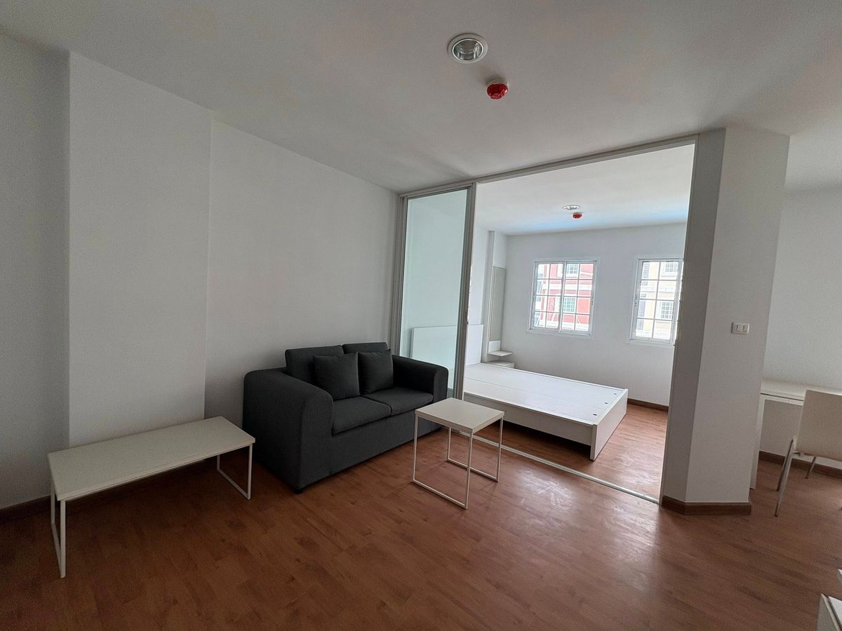 Near MRT Phutthamonthon Sai 4 A cozy and well-sized unit. Near MRT Phutthamonthon Sai 4 A cozy and well-sized unit.