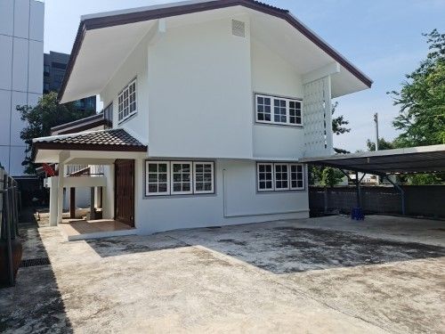 2 storey detached house for rent Good location, can walk to MRT Lat Phrao Lat Phrao 44 Road Some air conditioners There are 5 bedrooms, 4 bathrooms. Rental price 65,000 baht per month