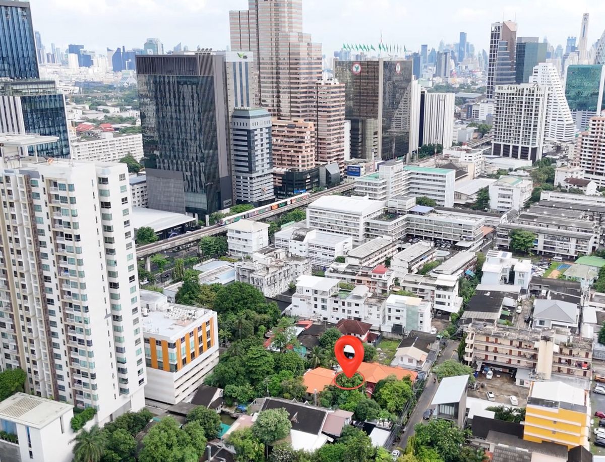 Large plot of land 446 square wah in the middle of Ari (Soi Phahonyothin 9) - in the heart of the lifestyle and business area