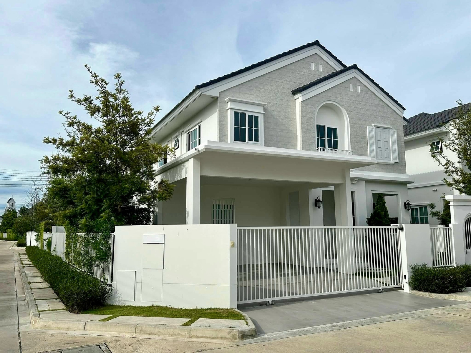 🌟For Rent: Detached House at Chaiyapruk. Two-storey 3 bedrooms and 4 bathrooms Bangna Trad K.M. 15. Fully furnished and nicely decorated.💥Rental Fee:  75,000 THB/month.