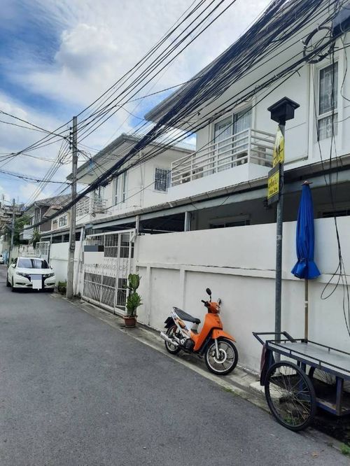 ให้เช่าบ้านเดี่ยว2ชั้น ถนนสุขุมวิท49 แอร์4เครื่องเฟอร์นิเจอร์ครบ มี3ห้องนอน2ห้องน้ำ ราคาเช่าเดือนละ33,000บาท