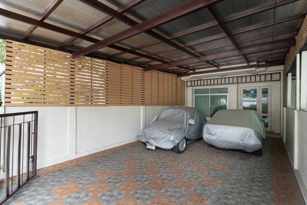 Townhome with many parking, cane make an office, close to Kasetsart University, the airport, and the BTS Skytrain.