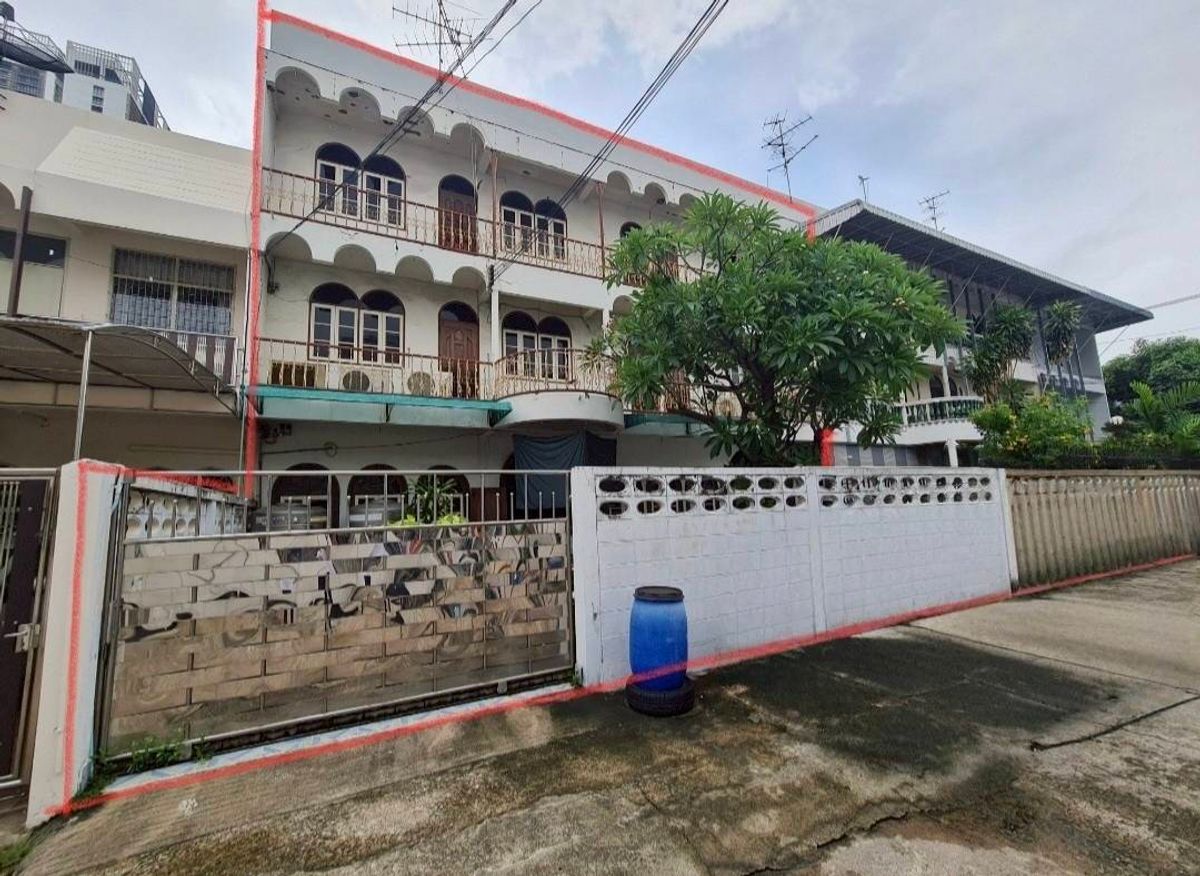 ขายทาวน์โฮม 3 ชั้น 2 ห้อง เนื้อที่ 62 ตร.ว. หมู่บ้านร่วมจิตร ทำเลทอง การเดินทางสะดวกมาก ซอยสุขุมวิท 22 ขายทาวน์โฮม 3 ชั้น 2 ห้อง เนื้อที่ 62 ตร.ว. หมู่บ้านร่วมจิตร ทำเลทอง การเดินทางสะดวกมาก ซอยสุขุมวิท 22