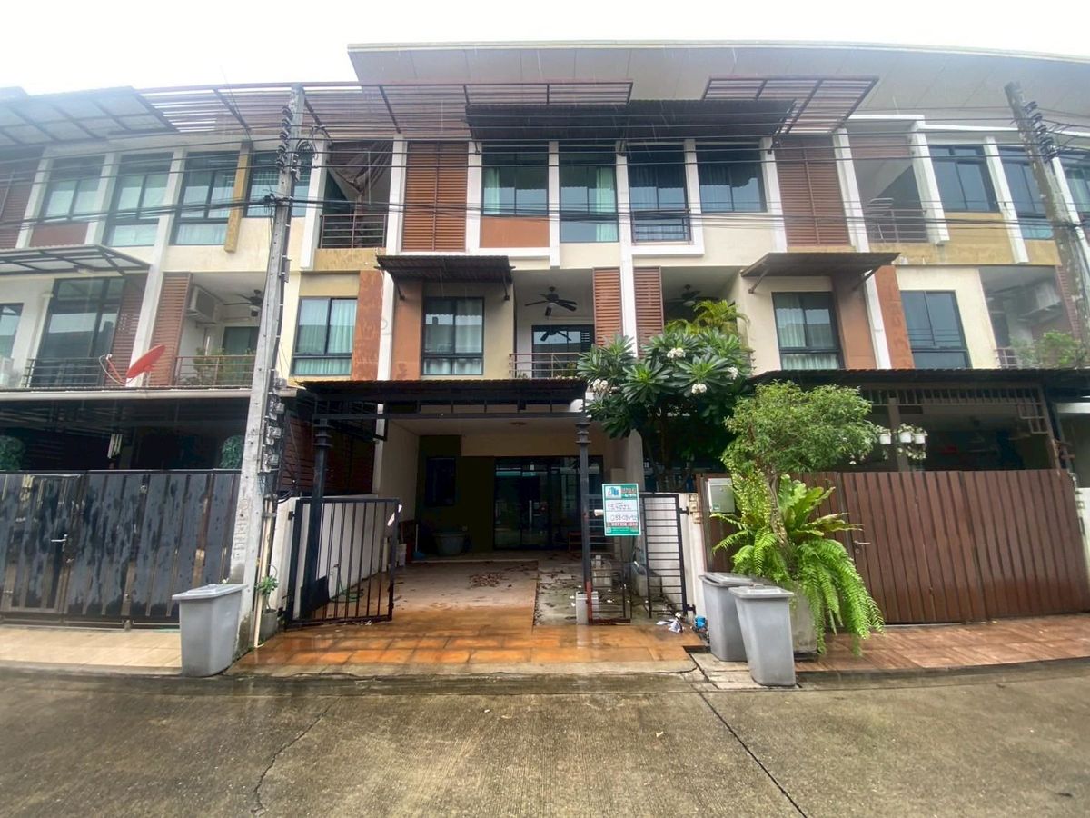 ขายทาวน์โฮมสามชั้น โครงการซิกเนเจอร์ วิภาวดี 60 บ้านสวยทำเลดี พร้อมอยู่ ขายทาวน์โฮมสามชั้น โครงการซิกเนเจอร์ วิภาวดี 60 บ้านสวยทำเลดี พร้อมอยู่