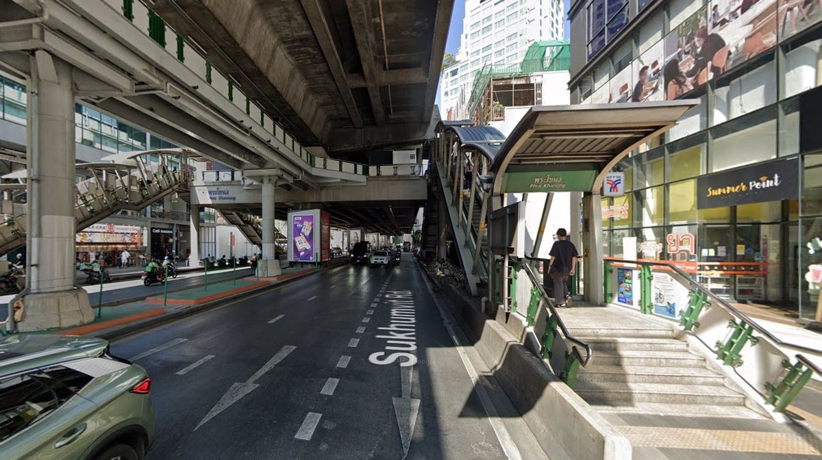 Land for sale on Sukhumvit Road, just over 1 rai, in a prime location in the business district near the Phra Khanong BTS station, Bangkok. Land for sale on Sukhumvit Road, just over 1 rai, in a prime location in the business district near the Phra Khanong BTS station, Bangkok.