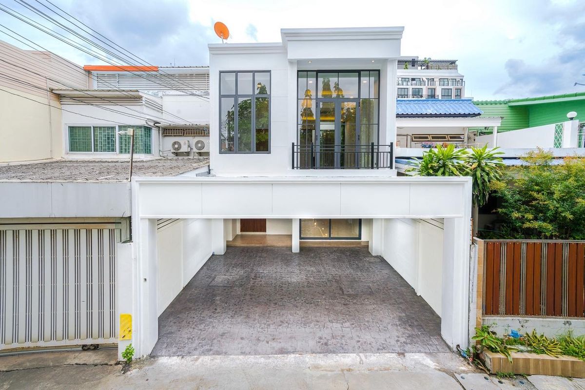 Townhome Ekkamai 22 | 33 Sq. | 3 bedrooms, 4 bathrooms, 2 parking | New renovated with 16.9 million baht