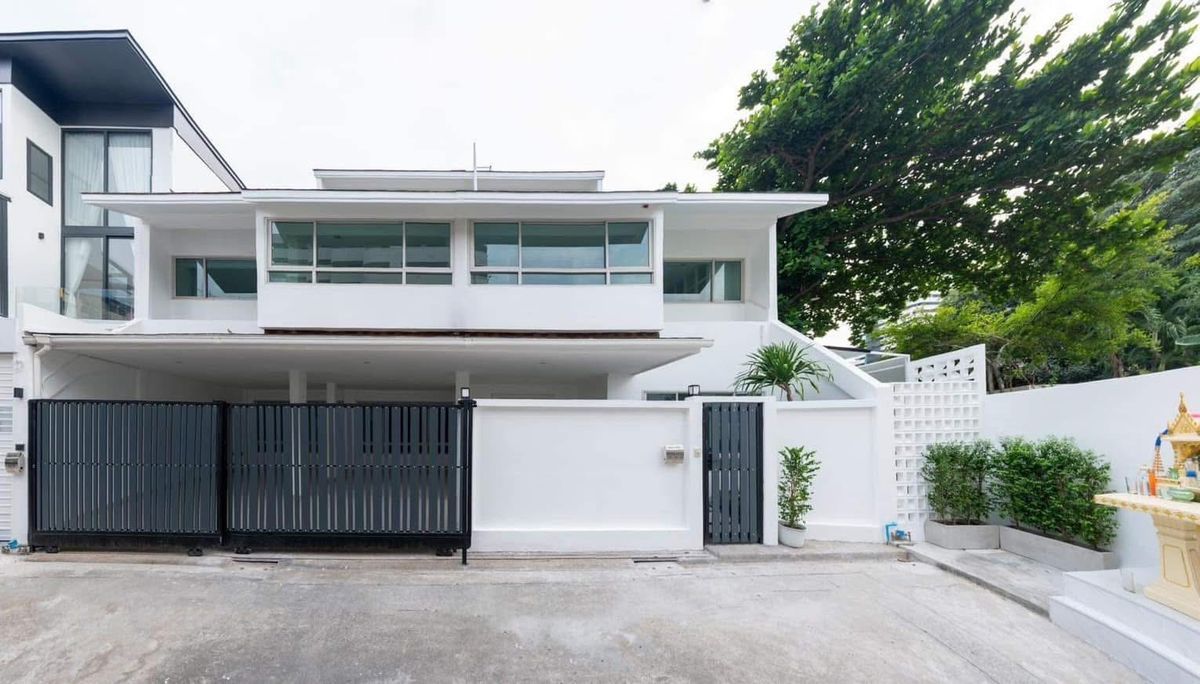 3 -story townhome for sale, Sukhumvit 15, good location, only 1 minute to Nist /4B6B /440SQM./39.9MB./