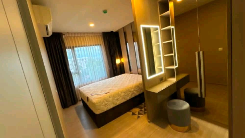 🏡🚆 Good location, convenient travel, near BTS On Nut (Green Line). There is a van to pick up and drop off the project. Big room, complete functions, river view, ready to move in.