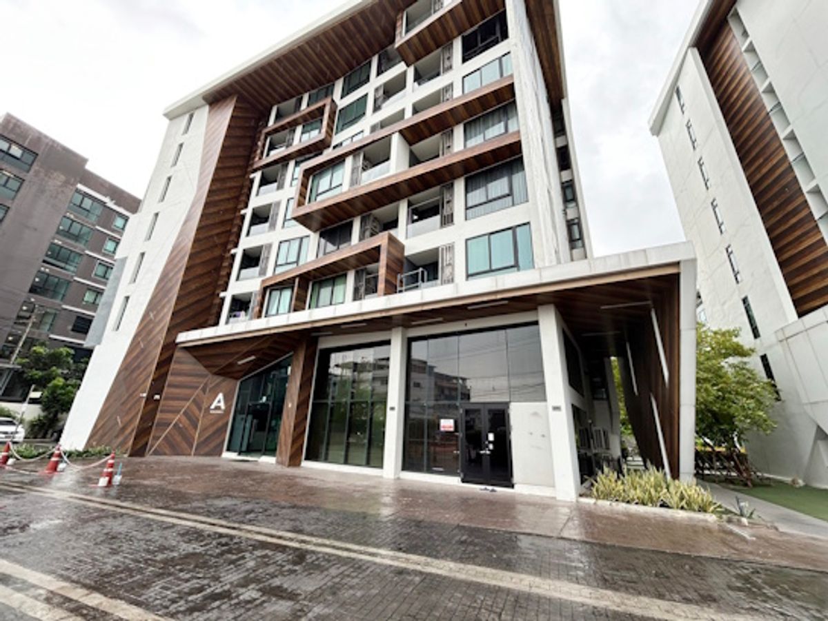 My Story Condo Lat Phrao 71 for sale (corner unit). Business unit on the first floor, 97.38 sq m. Fully furnished and ready to operate. Suitable for a clinic, office, or coffee shop. – รูปที่ 2