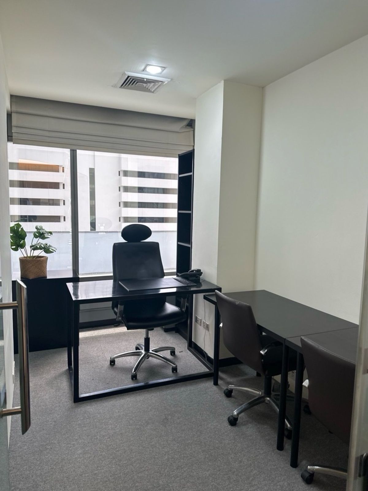 True Luxury Private Office at affordable price! Ultra-Prime Ploenchit - Chitlom 1-3 persons