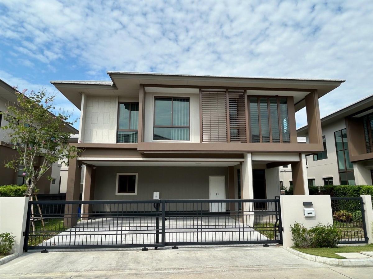 Luxury 4-Bedroom Home with Spacious Land in Bangkok Luxury 4-Bedroom Home with Spacious Land in Bangkok