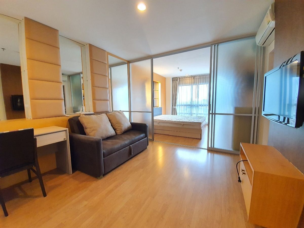 East, beautiful room, full furniture. East, beautiful room, full furniture.