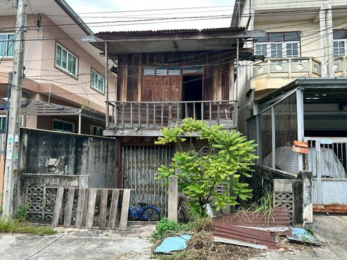 Land for sale with buildings (wooden houses), Sriracha zone in the heart of the city