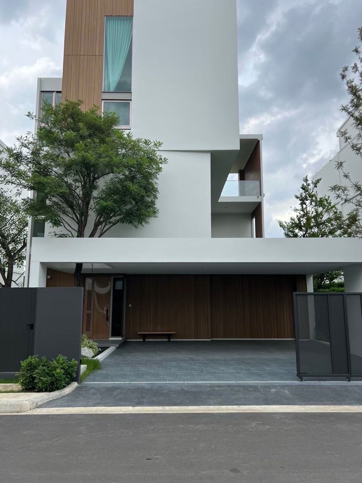 📢👇บ้านหรูหลังมุม ทำเลศักยภาพพระราม 9ออกแบบกว้างขวาง พร้อมสิ่งอำนวยความสะดวกระดับพรีเมียมภายในโครงการส่วนตัว เงียบสงบ ปลอดภัย เหมาะสำหรับอยู่อาศัยเป็นครอบครัว 📢👇บ้านหรูหลังมุม ทำเลศักยภาพพระราม 9ออกแบบกว้างขวาง พร้อมสิ่งอำนวยความสะดวกระดับพรีเมียมภายในโครงการส่วนตัว เงียบสงบ ปลอดภัย เหมาะสำหรับอยู่อาศัยเป็นครอบครัว