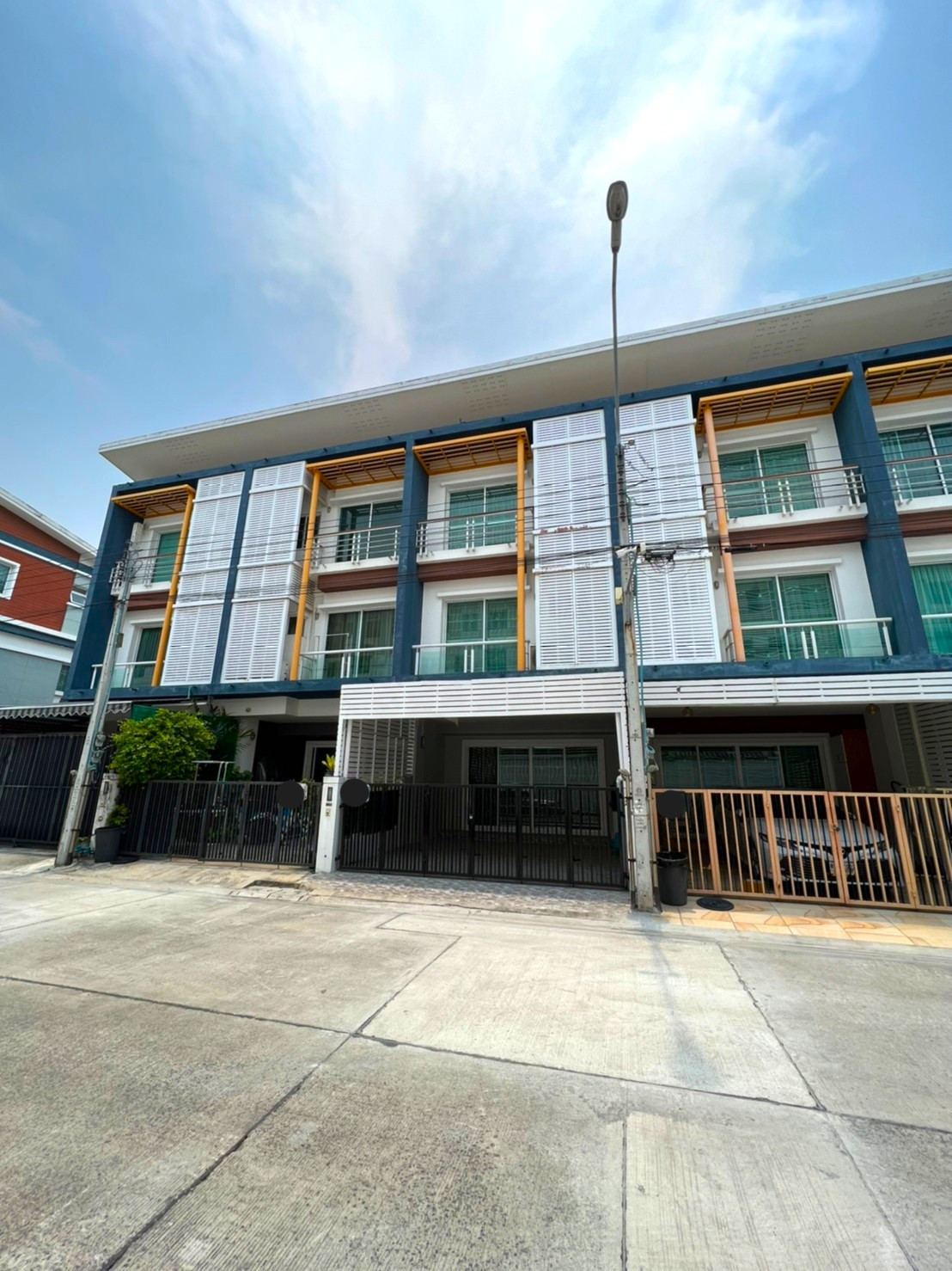 townhome, 3 bedrooms, opposite IT Square, near Don Mueang Airport, very wide road.