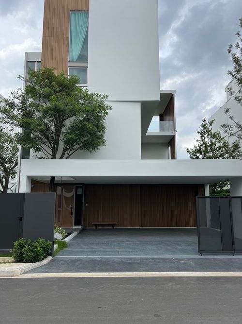 📢👇Luxury House – Corner Plot in Prime Rama 9 Location with spacious design and premium facilities.Located in a private and secure compound, perfect for family living!