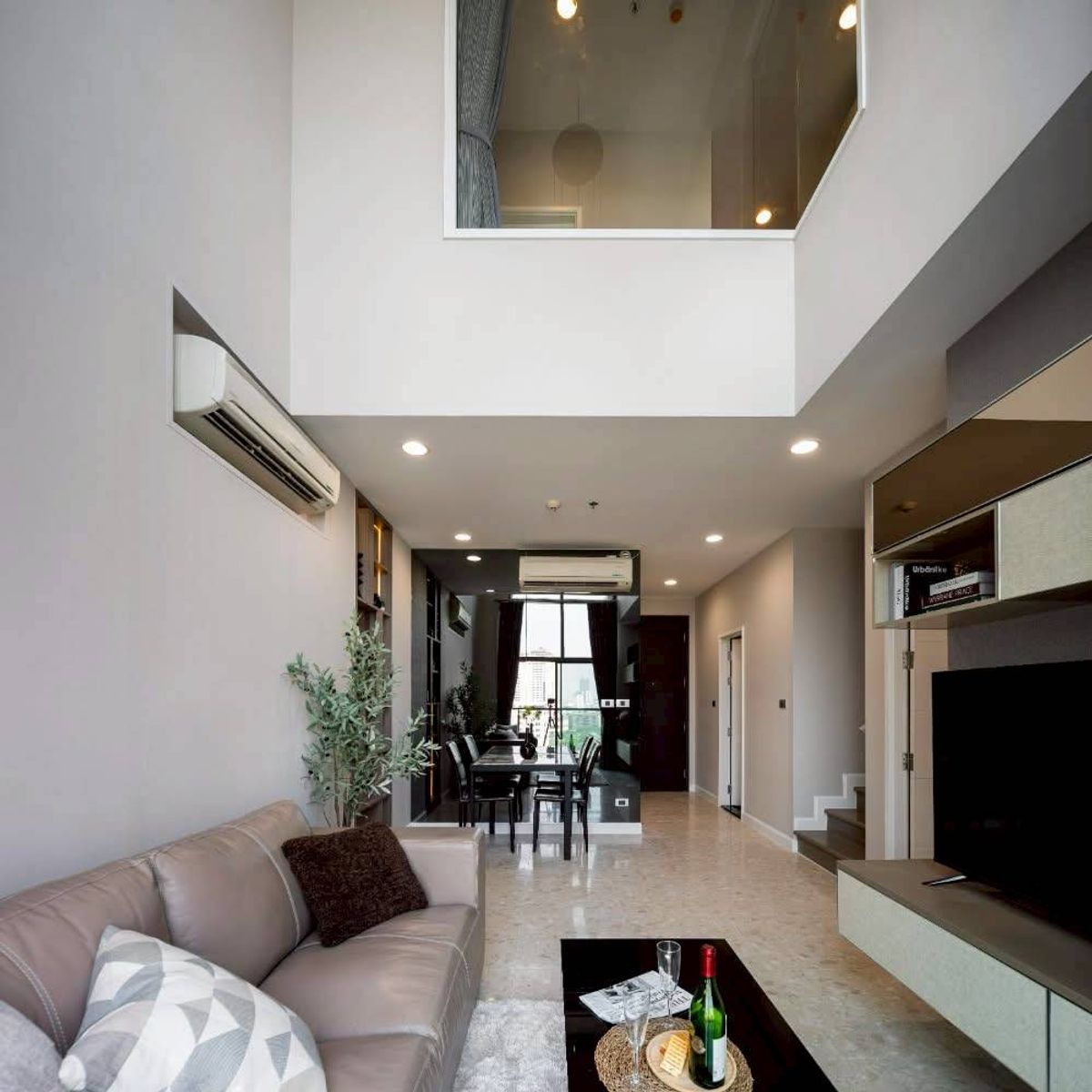 Duplex 2 ชั้น เหมือนอยู่บ้านหรูใจกลางสุขุมวิท 200ม. จาก bts ทองหล่อ