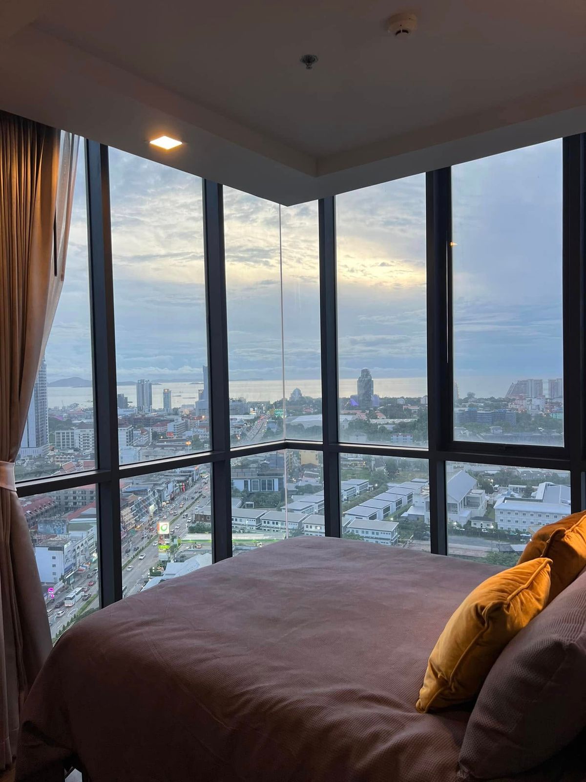 ปล่อยเช่า คอนโดหรู ใจกลางพัทยา  2 ห้องนอน วิวทะเล
