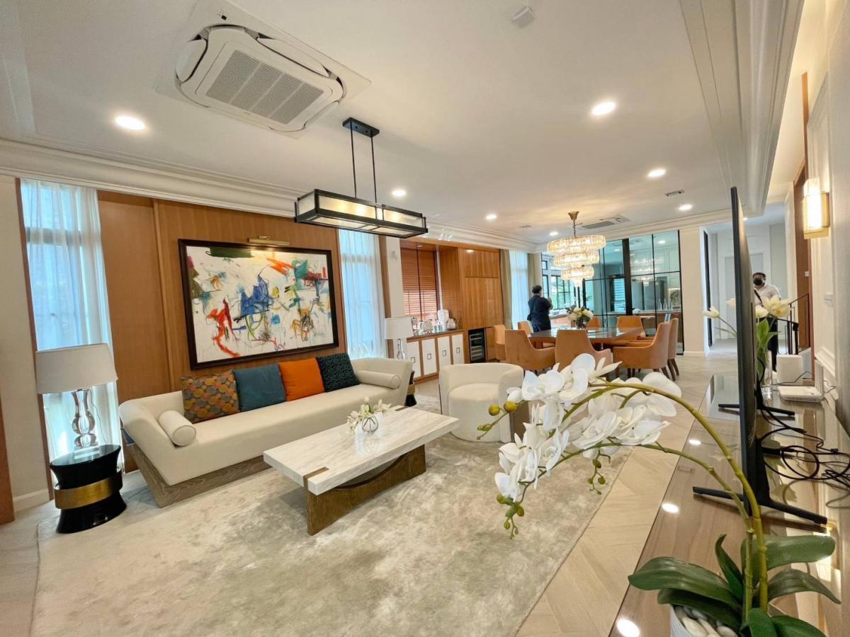 บ้านหรู 5 ห้องนอน ใหญ่สุดใจ ใกล้พระราม 9 Luxury 5-Bedroom Mansion Near Rama 9 – Space & Elegance Await! บ้านหรู 5 ห้องนอน ใหญ่สุดใจ ใกล้พระราม 9 Luxury 5-Bedroom Mansion Near Rama 9 – Space & Elegance Await!