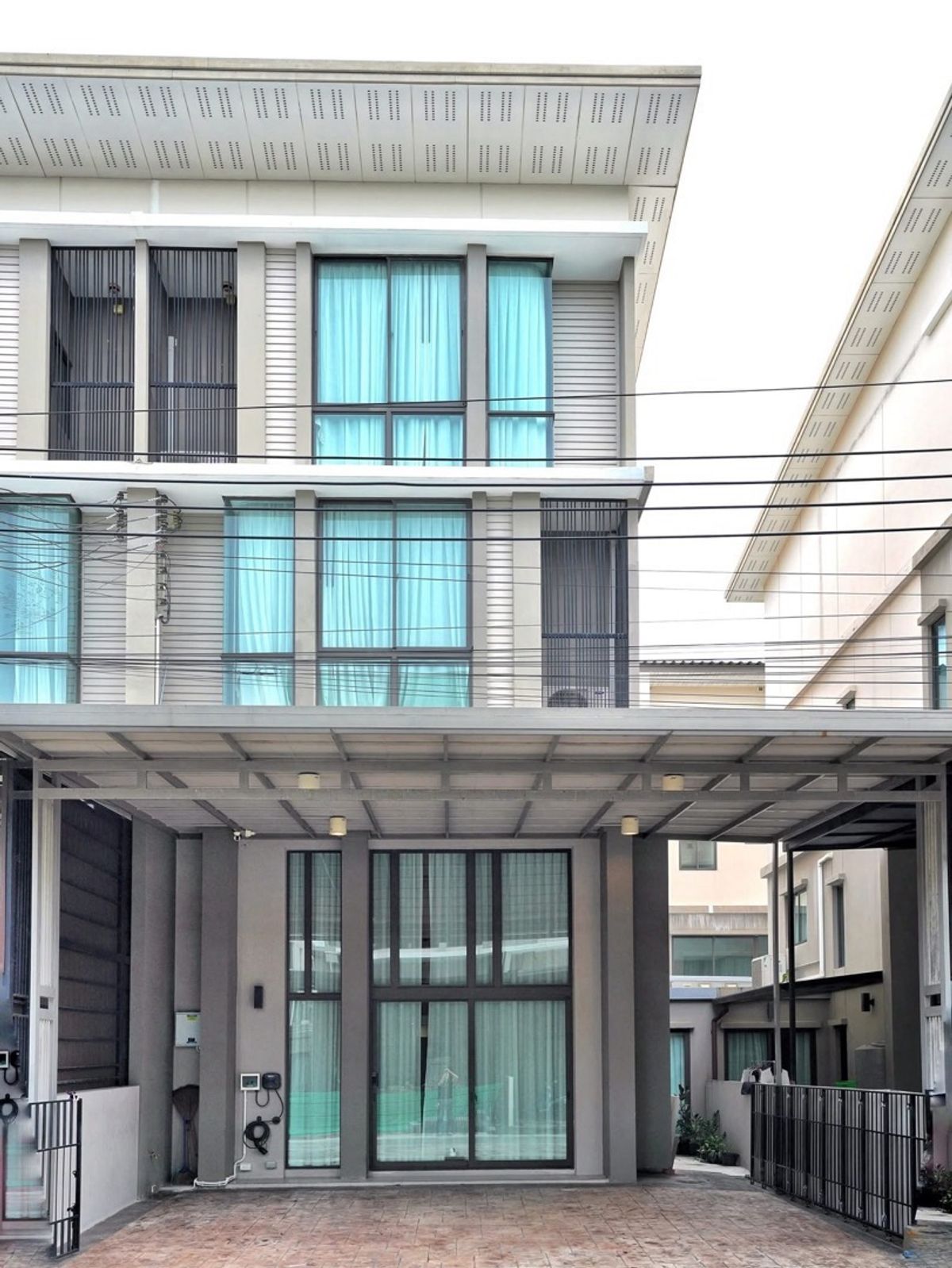 📢👇 ทาวน์โฮม 3.5 ชั้น หน้ากว้างพิเศษ มีไม่กี่หลัง ถนนหน้าบ้านกว้าง เดินทางสะดวก เข้าออกได้หลายเส้นทางเหมาะทั้งอยู่อาศัยและลงทุน พร้อม EV Charger ใช้งานได้ทันที บ้านสภาพดี ปล่อยเช่าง่าย ทำเลดีใจกลางพัฒนาการ