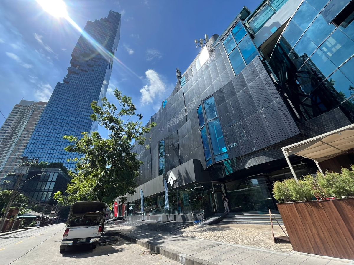 Mahanakhon Center Building, office space for rent in Silom area, 300 meters from Chong Nonsi BTS Station.