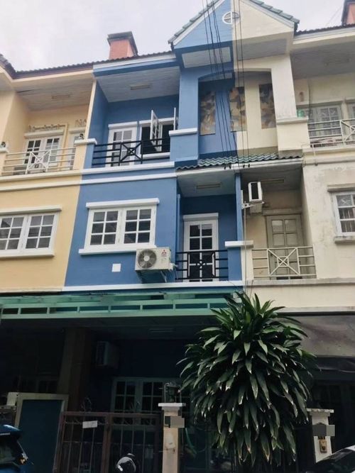 3-story townhome for rent Ketnuti Chemine Village, Lat Phrao 87, air conditioned, fully furnished. There are 4 bedrooms, 3 bathrooms. Monthly rental price 19,500 baht