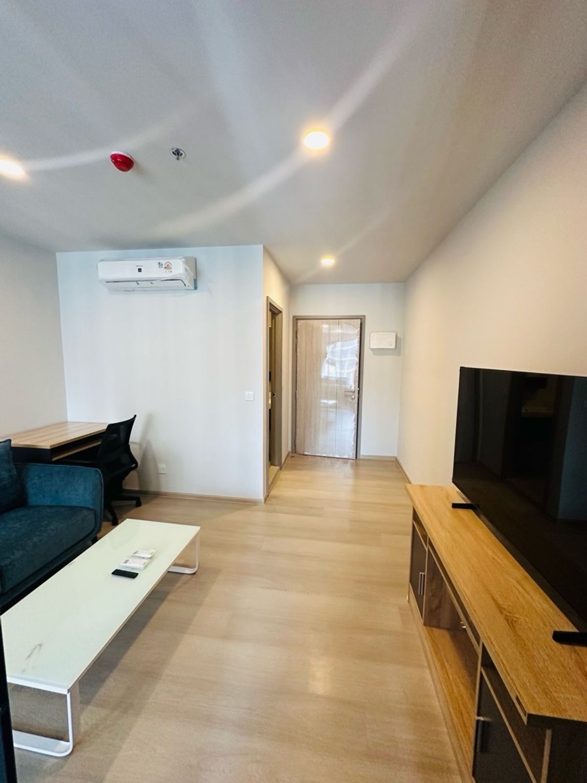 Condo: Aspire Onnut Station(for rent)
Location :  BTS Onnut 🚝🚝🔥🔥
Floor : 29
Size : 31SQM   
Type : 1Bedroom 1Bathroom 
Rent Price : 18,000/month 1 year lease contract

Tel. 0825877125 (คุณซัน)AG
👉 line.me/ti/p/eklLUohzVL – รูปที่ 3