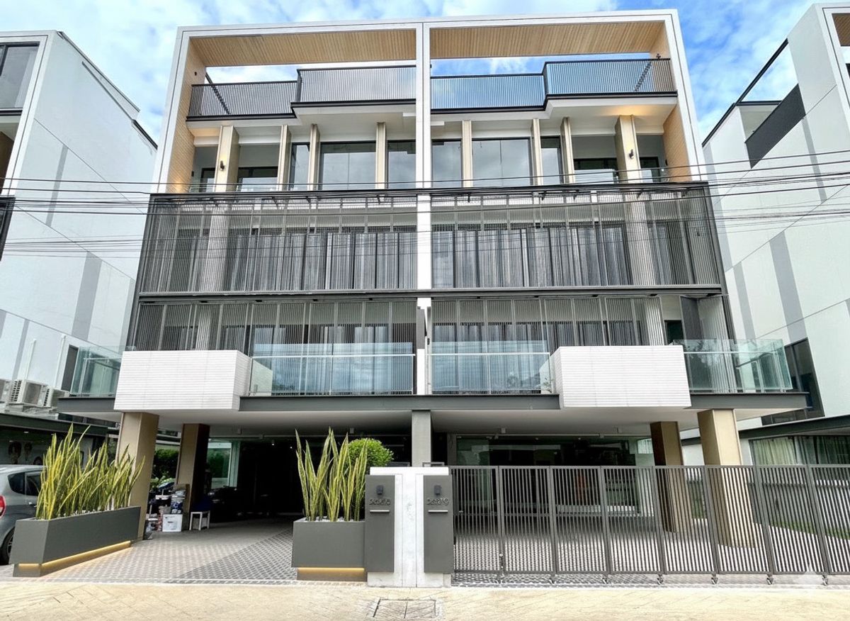 The Element Rama 9 Foe Rent 📞 092-690-5445 🏡 Home Office near The Nine Rama 9   Convenient to park in the city, park up to 6 cars 
