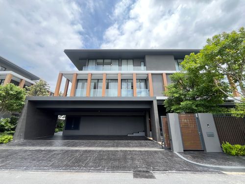 ✨ The best luxury home in Bangna — Private Pool Villa with private elevator, 6 bedrooms, high ceilings of 750 sq m. Peaceful life at the Super Luxury level 🌿 Experience the superiority of the show home Baan Issara Bangna by Charn Issara.