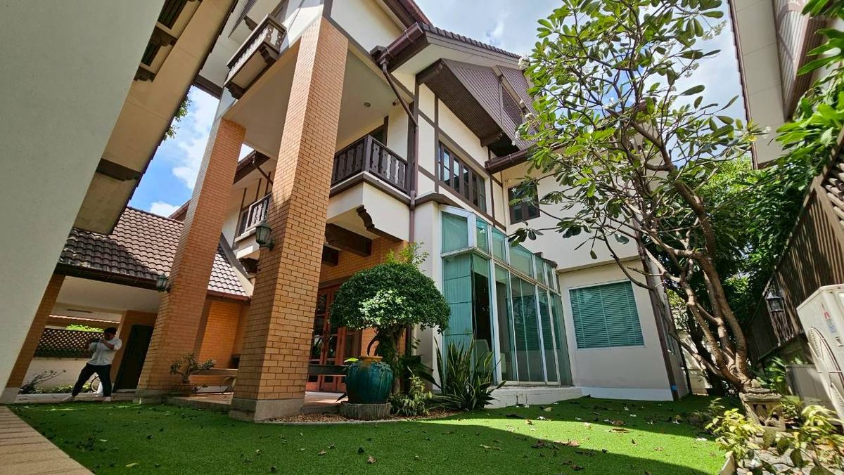 Urgent sale, Laddarom Village, Ekkamai - Ramindra, 141.2 sq m., good project, good location, high safety, next to the main road, 2 ways in and out, Nuanchan 21/1. Urgent sale, Laddarom Village, Ekkamai - Ramindra, 141.2 sq m., good project, good location, high safety, next to the main road, 2 ways in and out, Nuanchan 21/1.