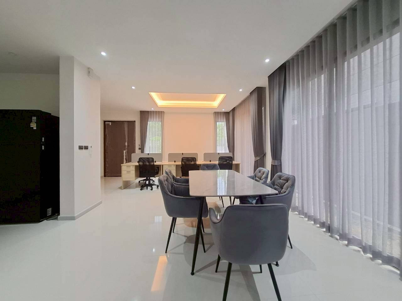 ให้เช่าบ้านเดี่ยว 3ชั้นเนื้อที่ 40ตร.ว พื้นที่ใช้สอย 270ตร.ม 3ห้องนอน 4ห้องน้ำ เฟอร์ครบ (จดทะเบียนบริษัทได้) ถนนลาดพร้าว101 ใกล้ MRT 750เมตร ราคาเช่า 60,000 บ/ด   ( 泰国房地产公司可以说中文请打电话。081-732-9189  Line : fs258  微信密码 F0817329189  ) – รูปที่ 3