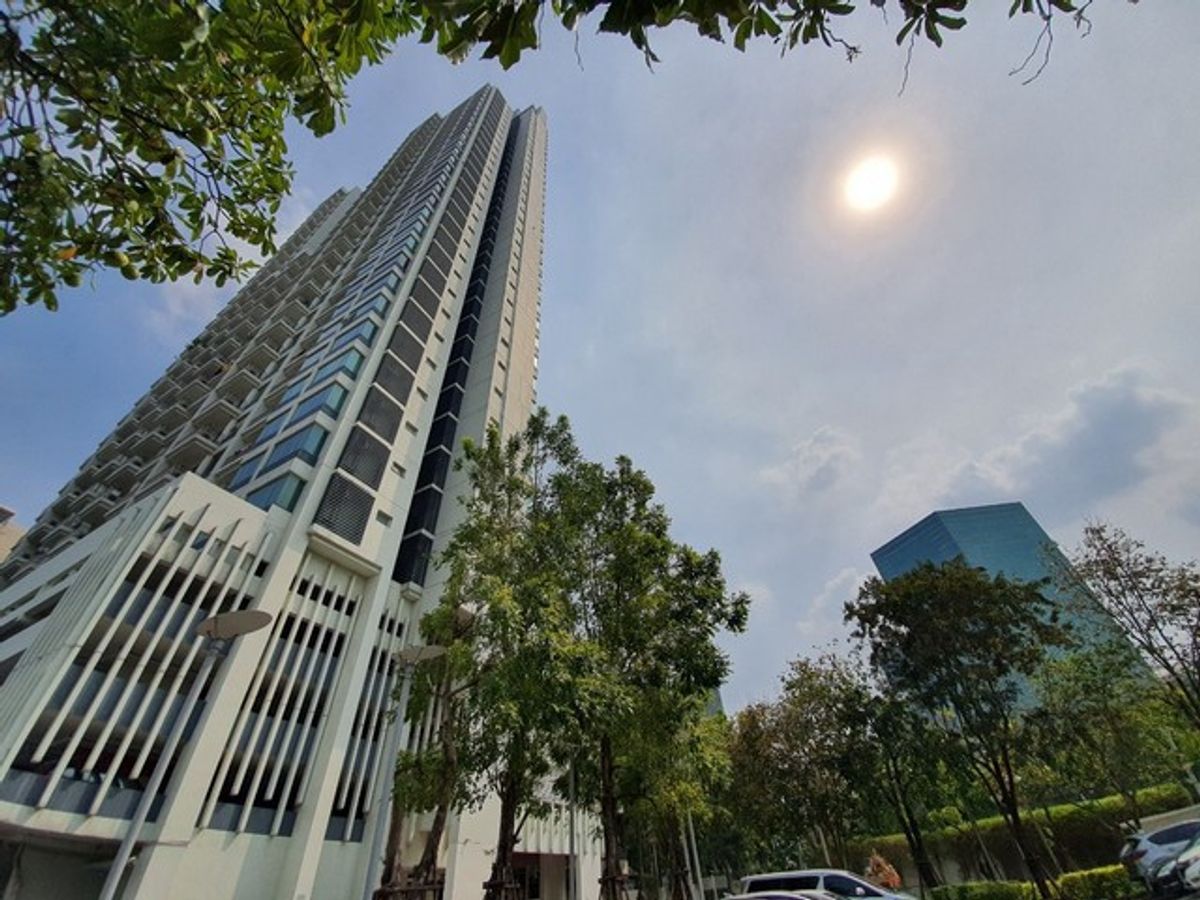 ✨ For Sale: Wind Ratchayothin Condo ✨  💰 Only 3,550,000 THB