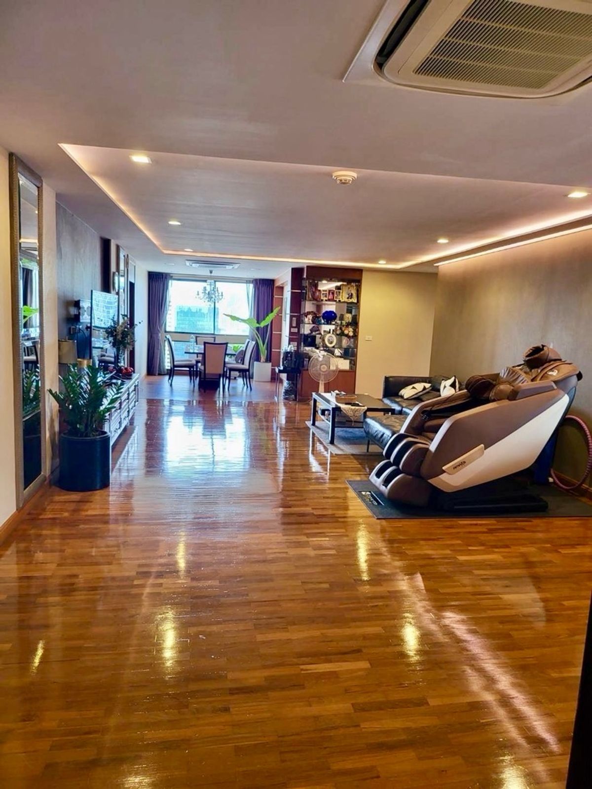 📢👇 Ideal for living and investment, petfriendly unit in Emdistrict near Benjakitti and Benjasiri Park 📢👇 Ideal for living and investment, petfriendly unit in Emdistrict near Benjakitti and Benjasiri Park
