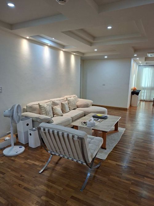 📢👇 Ideal for living and investment, petfriendly unit in Emdistrict , master bedroom & dining area with a view of Bang Krachao , near Benjakitti and Benjasiri Park 