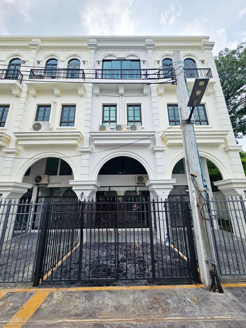 For sale: 3.5-storey commercial building, The Rich Avenue @ Damrongrak, 19.1 sqw, like new, never lived in.