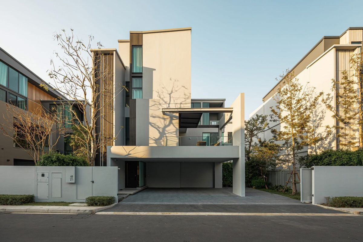 P0292 For Rent / Sale – 3-Storey Luxury Home with Private Elevator Located in VIVE Krungthep Kreetha (Phase 2), next to Wellington International School P0292 For Rent / Sale – 3-Storey Luxury Home with Private Elevator Located in VIVE Krungthep Kreetha (Phase 2), next to Wellington International School