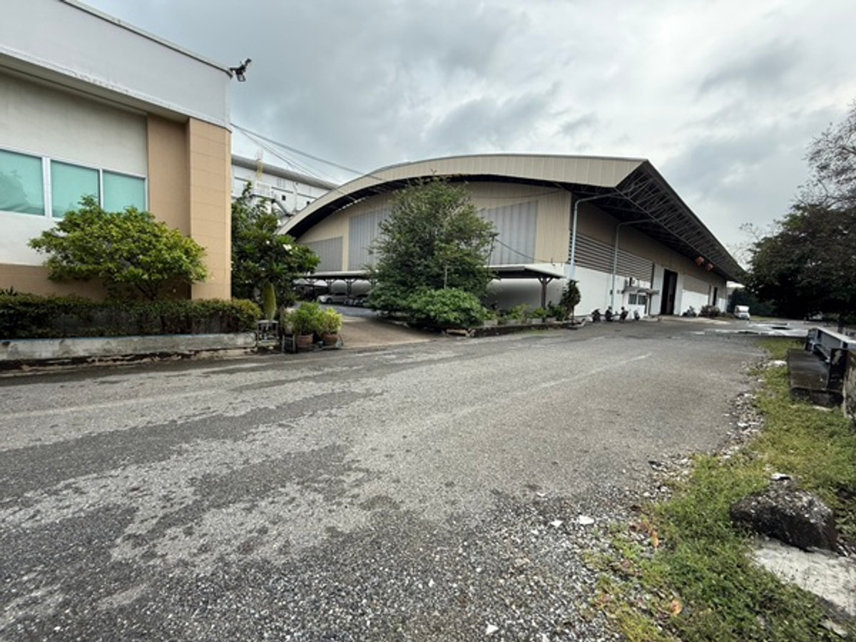 Factory building/warehouse/warehouse for rent Usable area size 3,700 sq m. Office, Theparak Road, Khlong Khut, rental price 120 baht/sq m. Factory building/warehouse/warehouse for rent Usable area size 3,700 sq m. Office, Theparak Road, Khlong Khut, rental price 120 baht/sq m.