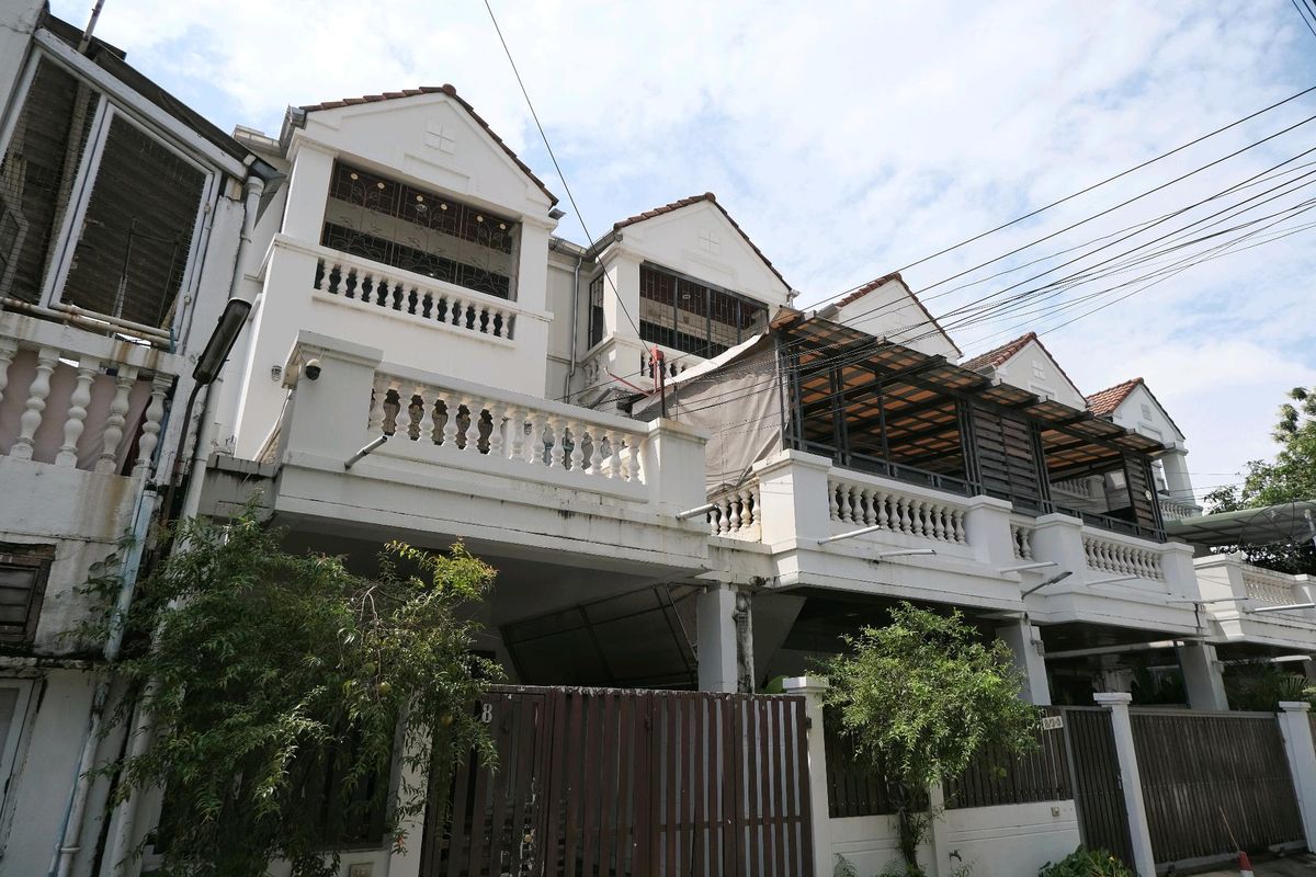 Urgent sale! Townhouse 3, good location in the heart of Ratchada-Huai Khwang, Soi 20 June, Intersection 9. Urgent sale! Townhouse 3, good location in the heart of Ratchada-Huai Khwang, Soi 20 June, Intersection 9.